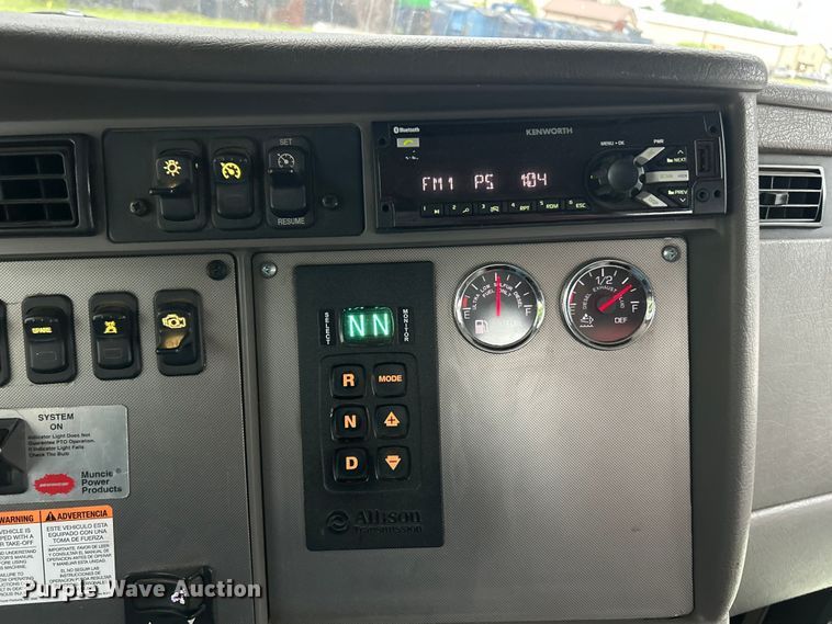 image for item FC5517 2015 Kenworth T370 grapple crane truck