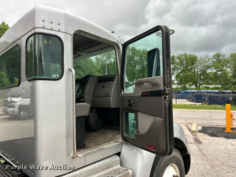 image for item FC5517 2015 Kenworth T370 grapple crane truck