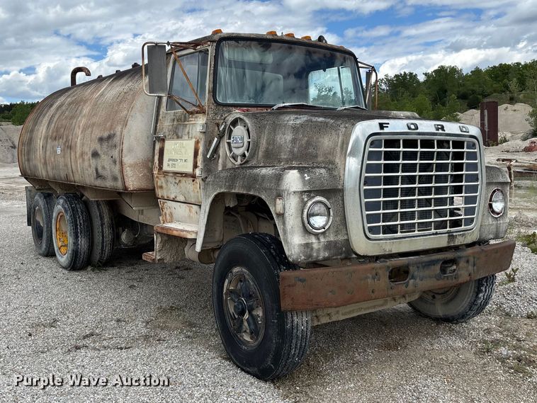 image for item FC5696 1973 Ford 8000 water truck