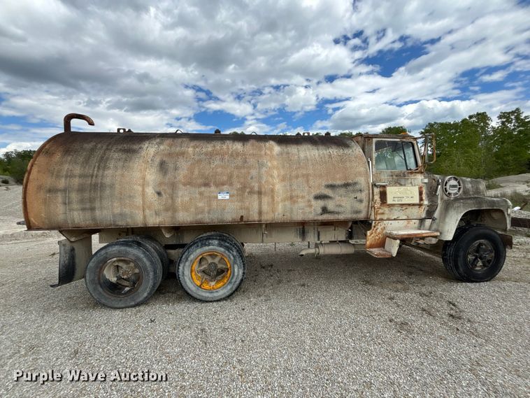 image for item FC5696 1973 Ford 8000 water truck