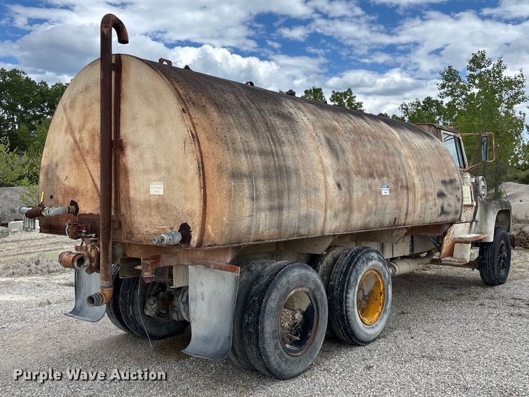 image for item FC5696 1973 Ford 8000 water truck