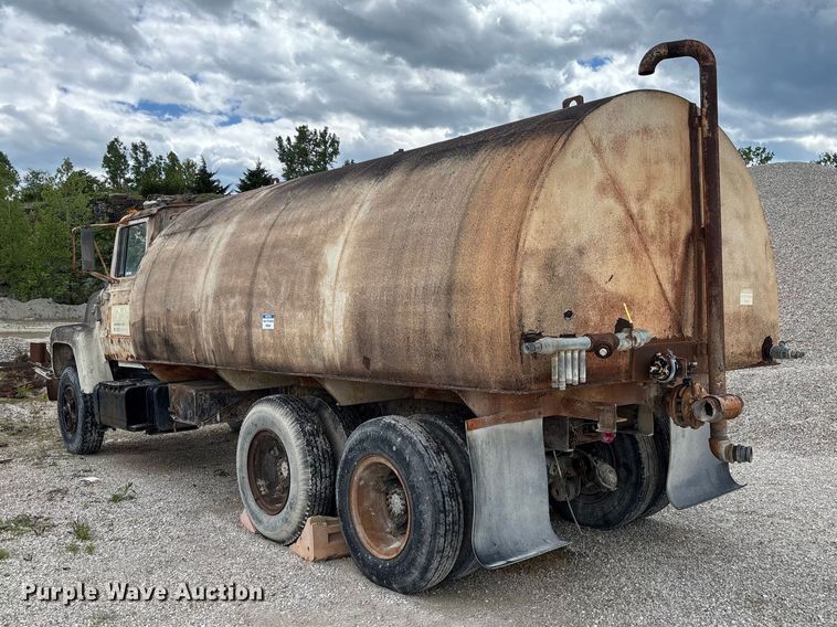 image for item FC5696 1973 Ford 8000 water truck