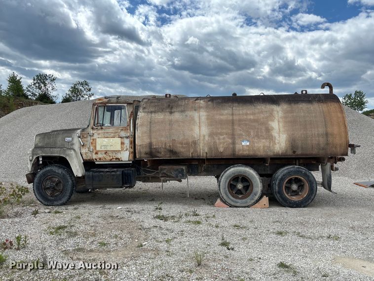 image for item FC5696 1973 Ford 8000 water truck