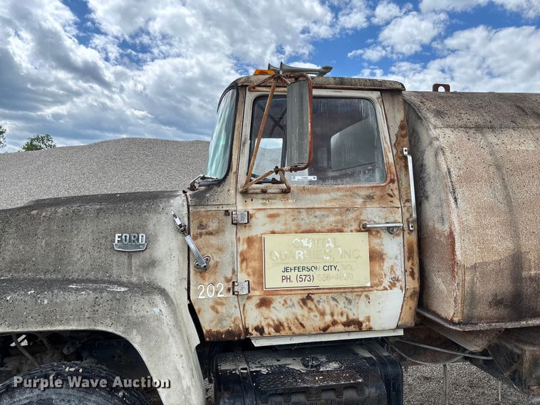 image for item FC5696 1973 Ford 8000 water truck