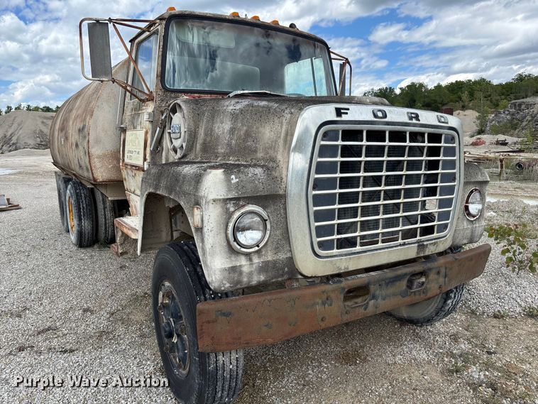 image for item FC5696 1973 Ford 8000 water truck