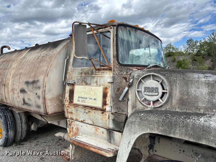 image for item FC5696 1973 Ford 8000 water truck