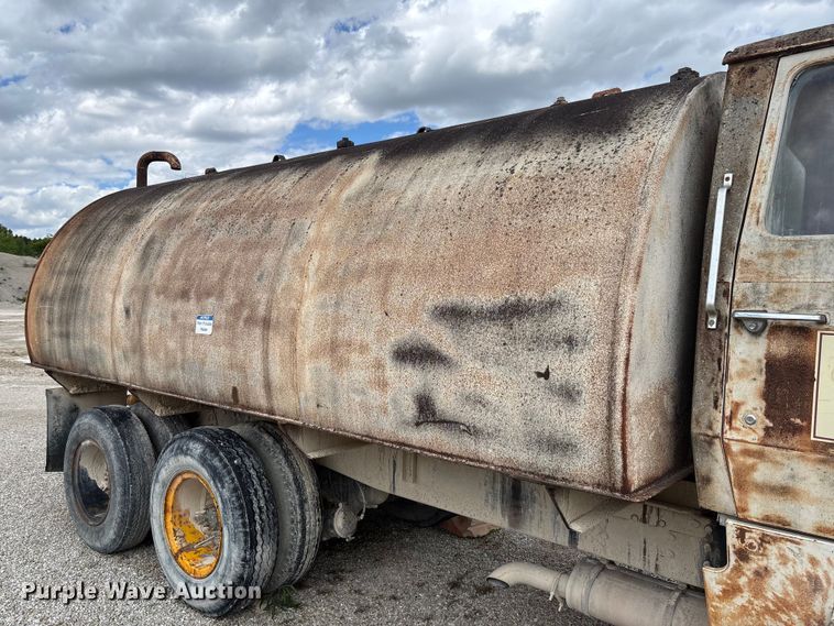 image for item FC5696 1973 Ford 8000 water truck