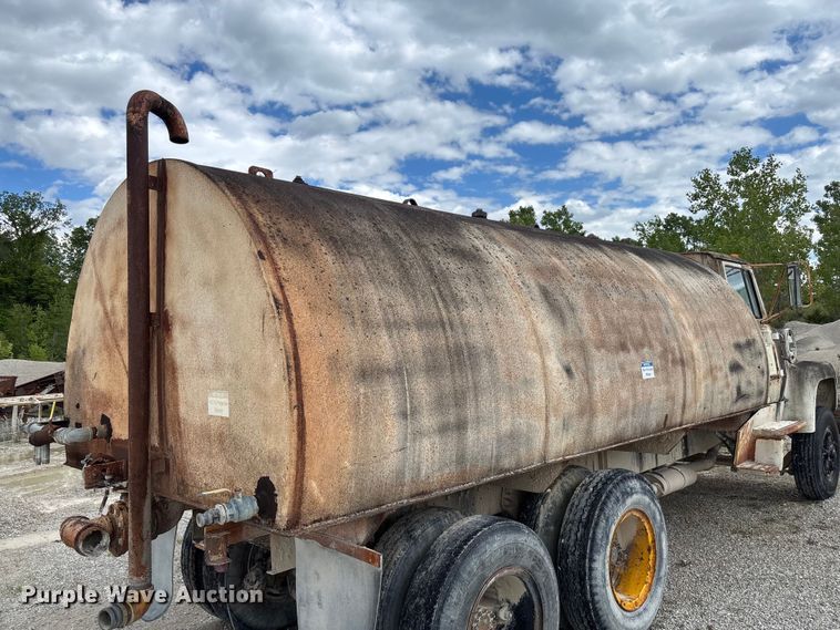image for item FC5696 1973 Ford 8000 water truck