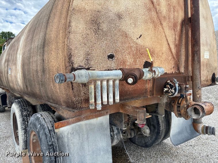 image for item FC5696 1973 Ford 8000 water truck