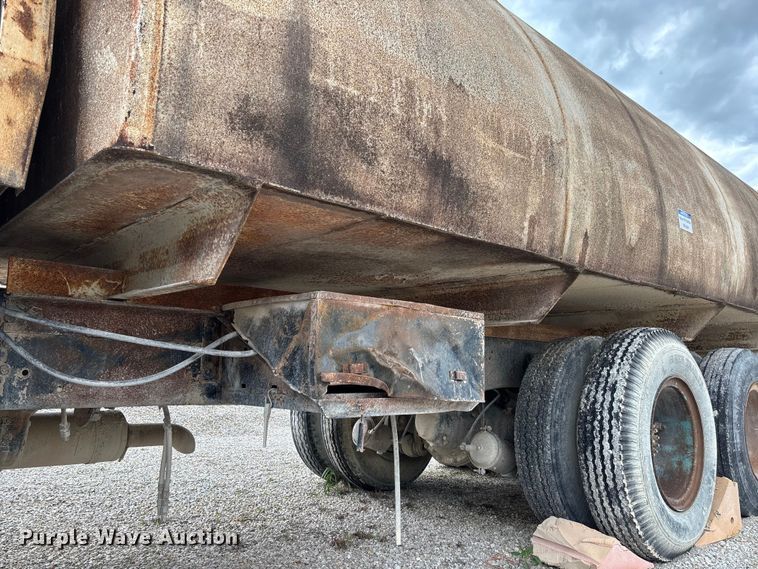 image for item FC5696 1973 Ford 8000 water truck