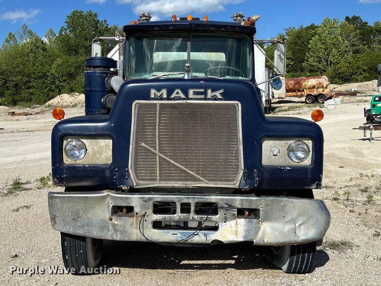 image for item FC5697 1981 Mack R686ST water truck