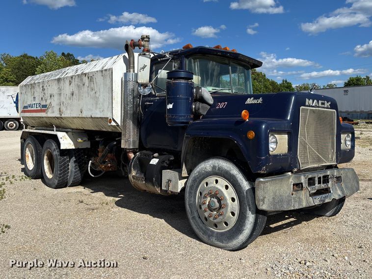 image for item FC5697 1981 Mack R686ST water truck
