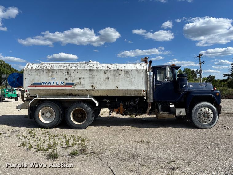 image for item FC5697 1981 Mack R686ST water truck