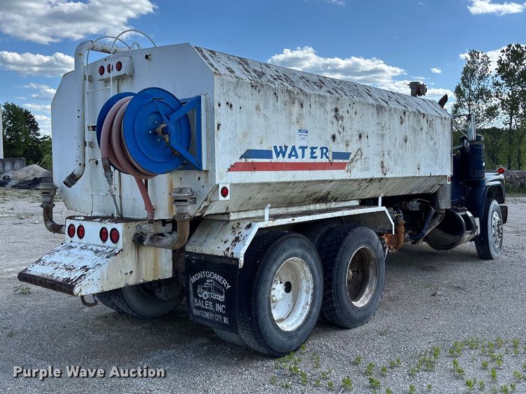 image for item FC5697 1981 Mack R686ST water truck