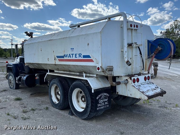 image for item FC5697 1981 Mack R686ST water truck