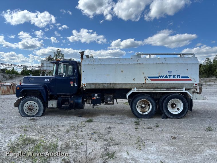 image for item FC5697 1981 Mack R686ST water truck