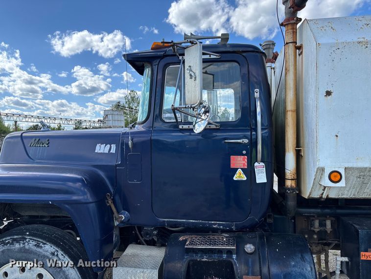 image for item FC5697 1981 Mack R686ST water truck