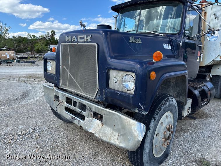 image for item FC5697 1981 Mack R686ST water truck