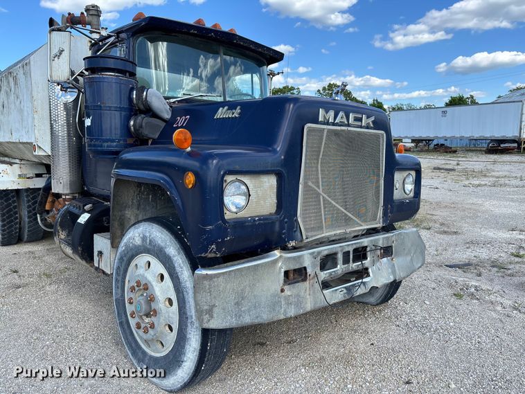 image for item FC5697 1981 Mack R686ST water truck