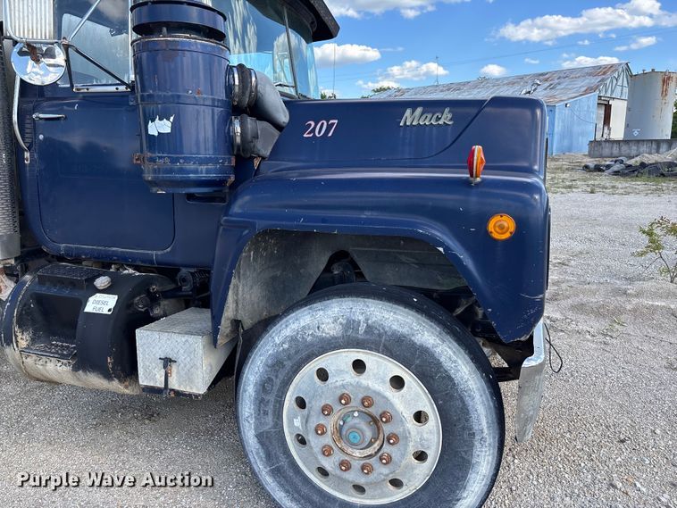 image for item FC5697 1981 Mack R686ST water truck