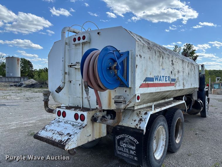 image for item FC5697 1981 Mack R686ST water truck