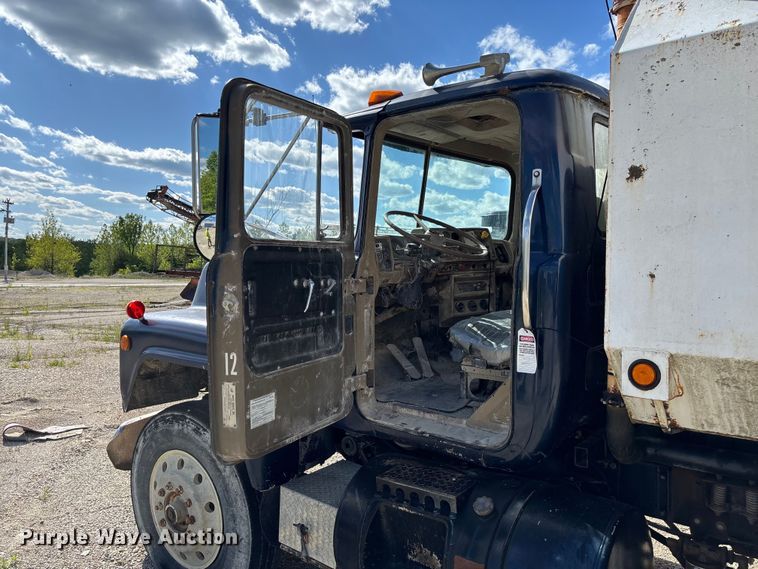 image for item FC5697 1981 Mack R686ST water truck