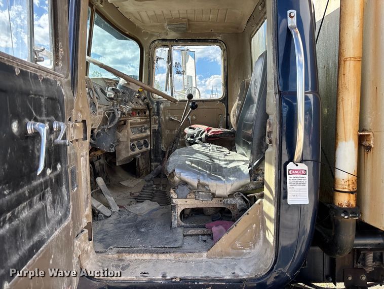 image for item FC5697 1981 Mack R686ST water truck