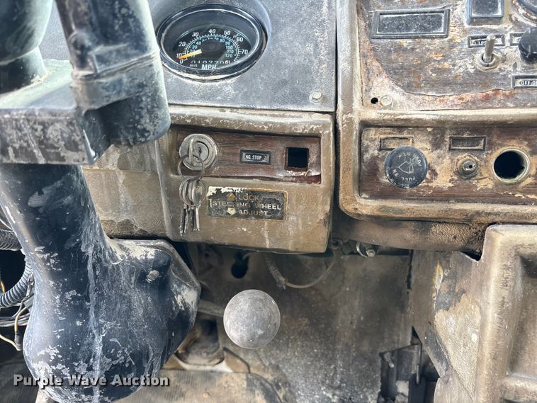 image for item FC5697 1981 Mack R686ST water truck