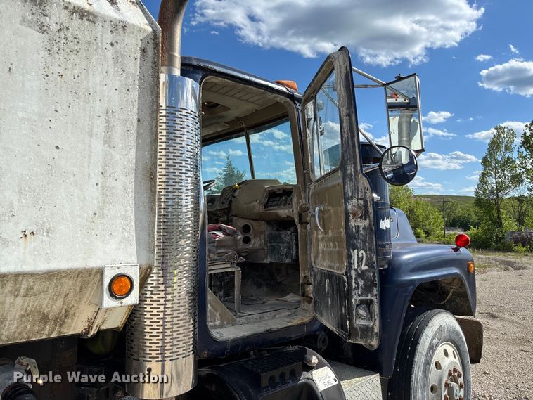 image for item FC5697 1981 Mack R686ST water truck