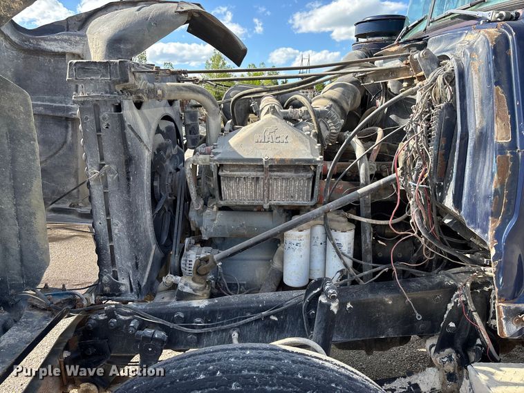 image for item FC5697 1981 Mack R686ST water truck