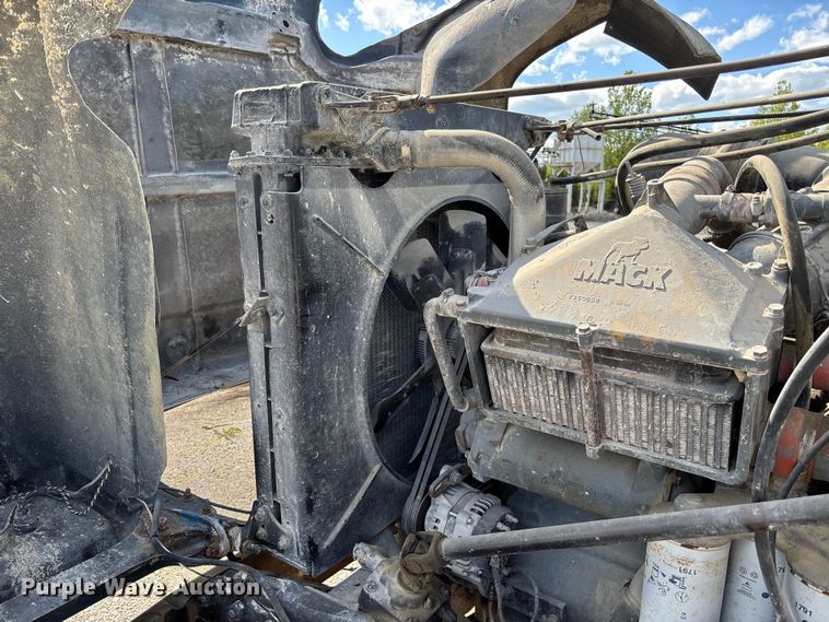 image for item FC5697 1981 Mack R686ST water truck