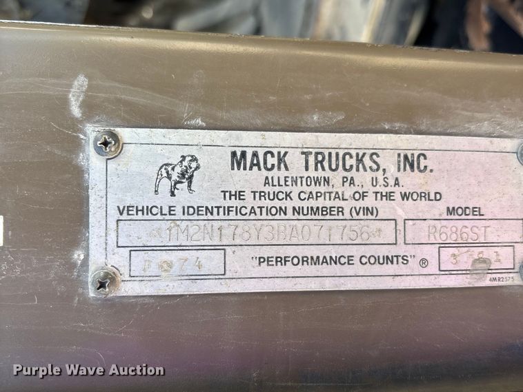image for item FC5697 1981 Mack R686ST water truck