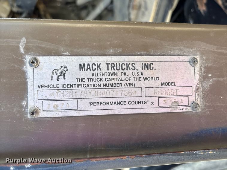 image for item FC5697 1981 Mack R686ST water truck