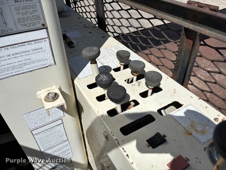 image for item FC5742 1997 Ford LT8501 crane truck