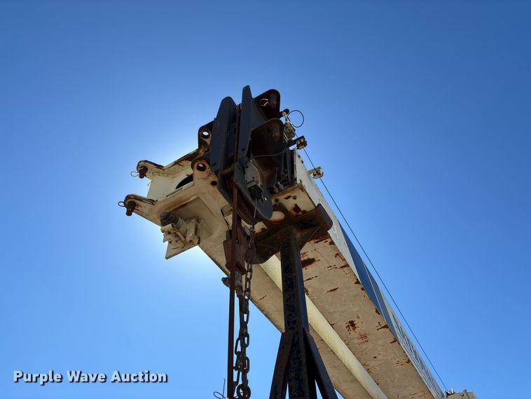 image for item FC5742 1997 Ford LT8501 crane truck