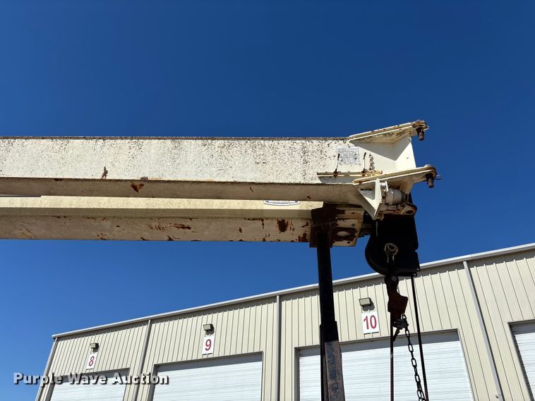 image for item FC5742 1997 Ford LT8501 crane truck