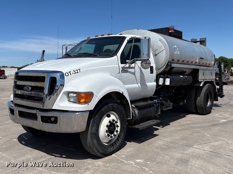 image for item FC5754 2013 Ford F750 oil distributor truck