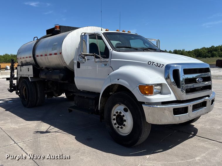 image for item FC5754 2013 Ford F750 oil distributor truck