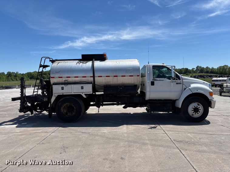 image for item FC5754 2013 Ford F750 oil distributor truck