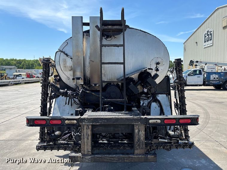 image for item FC5754 2013 Ford F750 oil distributor truck