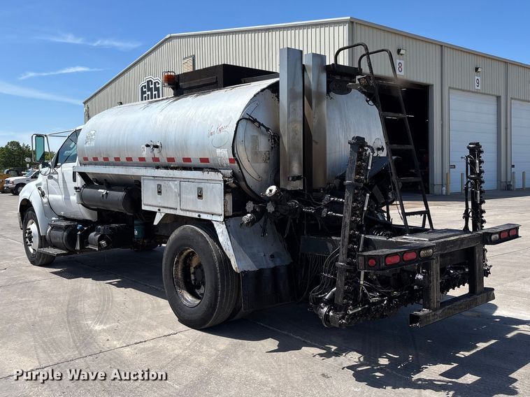 image for item FC5754 2013 Ford F750 oil distributor truck