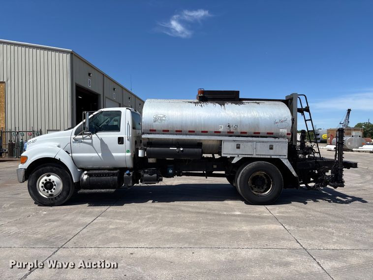 image for item FC5754 2013 Ford F750 oil distributor truck