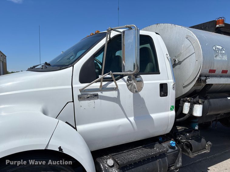 image for item FC5754 2013 Ford F750 oil distributor truck