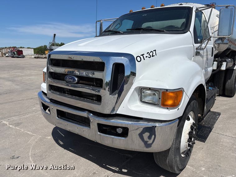 image for item FC5754 2013 Ford F750 oil distributor truck