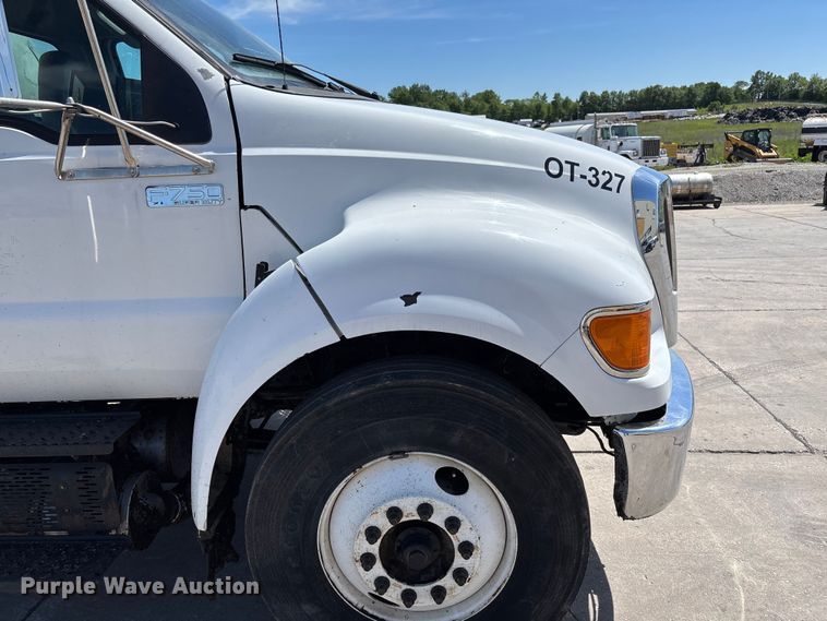 image for item FC5754 2013 Ford F750 oil distributor truck
