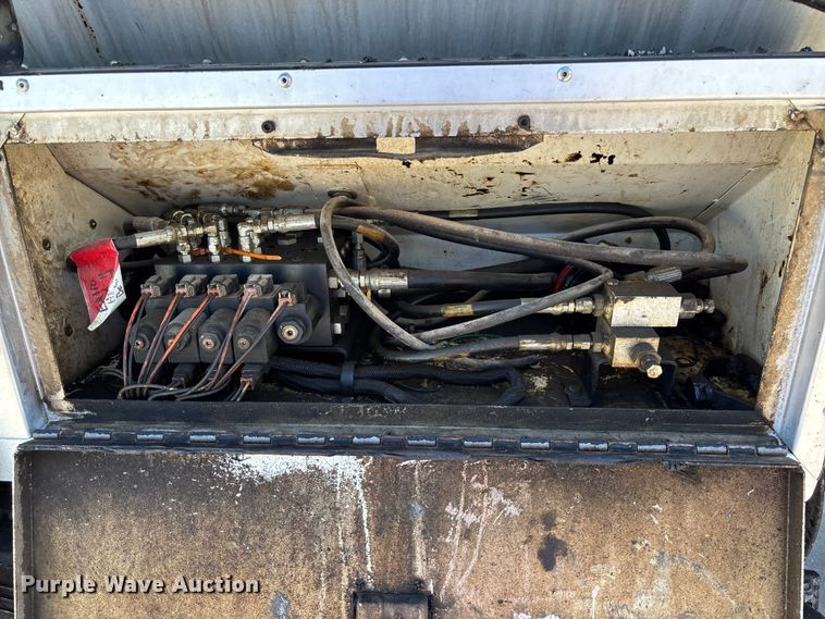 image for item FC5754 2013 Ford F750 oil distributor truck