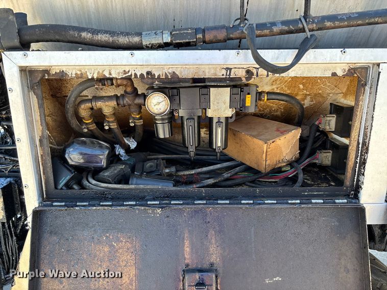 image for item FC5754 2013 Ford F750 oil distributor truck