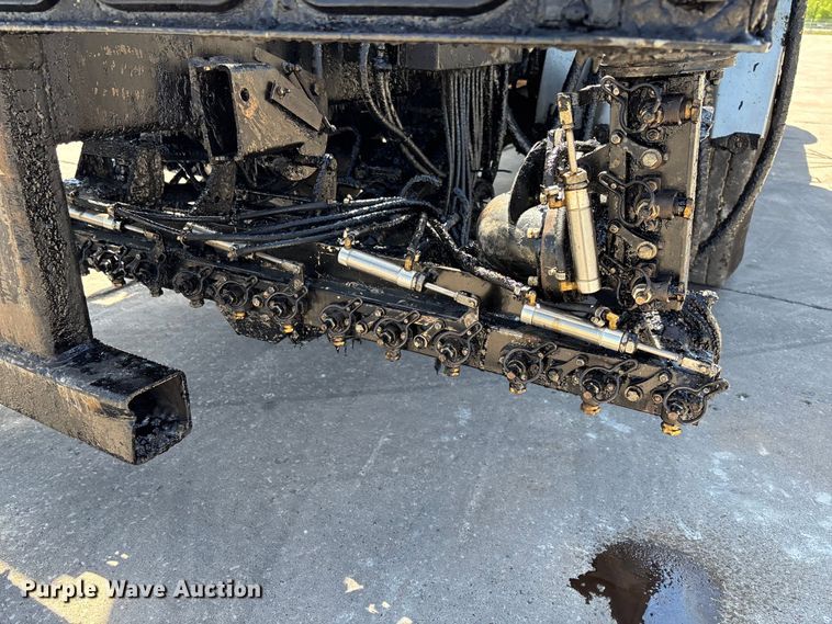 image for item FC5754 2013 Ford F750 oil distributor truck