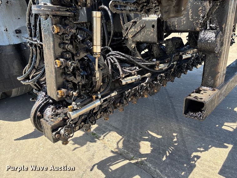 image for item FC5754 2013 Ford F750 oil distributor truck