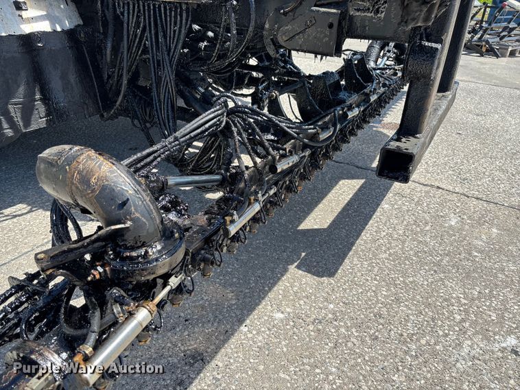 image for item FC5754 2013 Ford F750 oil distributor truck